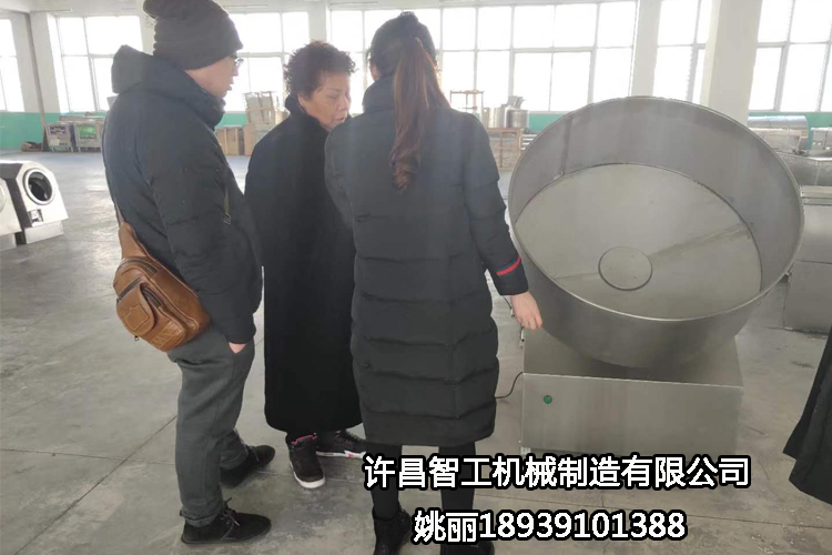 陜西客戶來許昌智工考察試機(jī)湯圓機(jī)，制餡非常滿意，現(xiàn)場定機(jī)
