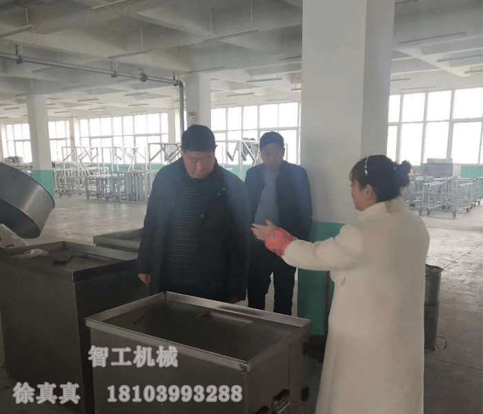 魯山老客戶再次來許昌智工考察訂購湯圓機(jī)、元宵制陷機(jī)！