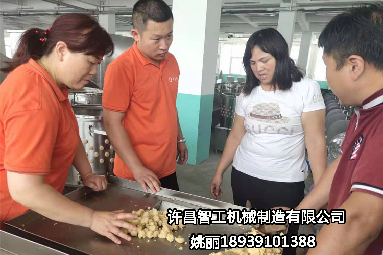 河南周口客戶自帶原料到許昌智工考察、試機(jī)制餡機(jī)?。ㄗ龈恻c）