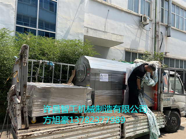6月13日，河北客戶(hù)訂購(gòu)的300斤炒黃豆機(jī)器裝車(chē)發(fā)貨